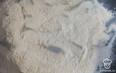 Обжарьте муку 1-2 минуты. 