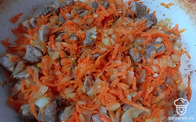 Выложите на разогретую с маслом сковороду мясо и овощи и пассируйте минут 20.
