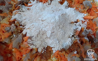 После всыпьте муку и все перемешайте. 