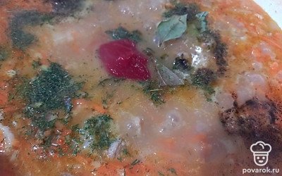 Залейте водой, так чтобы покрывало мясо м овощи. Посолите, поперчите и добавьте ложку томатной пасты. Тушите на медленном огне около 40 минут. 