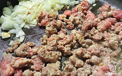 Обжариваем мясной фарш и репчатый лук на разогретой сковороде с маслом.