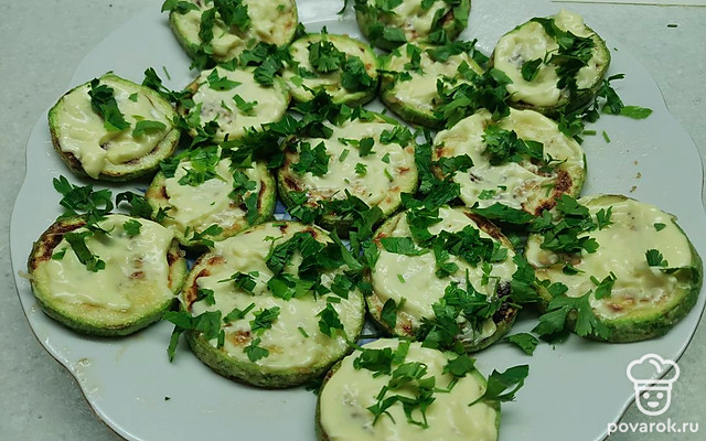 Жареные кабачки с чесноком и зеленью — Рецепт с фото