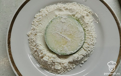 Каждый кусочек обваляйте в муке с двух сторон. 