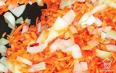 Морковь натираем на крупной терке. Лук мелко режем и обжариваем на подсолнечном масле.