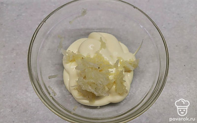 Для соуса смешайте майонез и измельченный чеснок. Количество чеснока регулируйте по своему вкусу. 