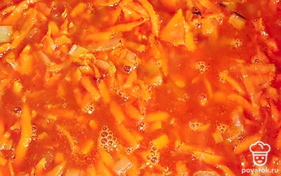 Заливаем водой. Солим по вкусу. Тушим на медленном огне до мягкости овощей.