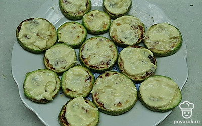 На каждый кусочек кабачка намажьте соус. 