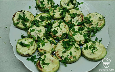 Посыпьте измельченной петрушкой. 