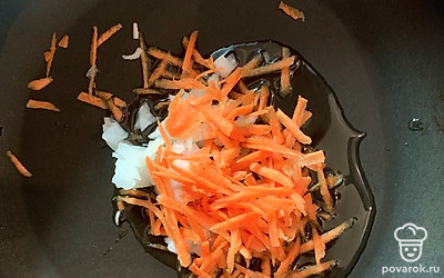 Морковь трем на терке, лук режем. Обжариваем на сковородке.