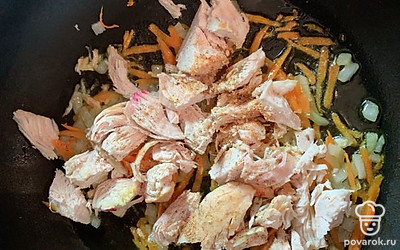 Куриную грудку режем и добавляем к овощам.