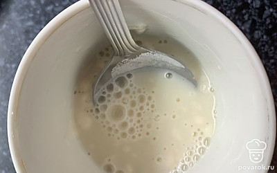 Муку разводим в воде.