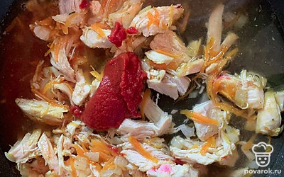 Добавляем чеснок, специи, томатную пасту.