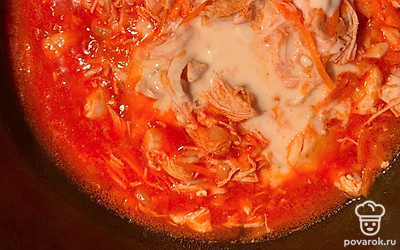 Всыпаем муку и соль. Тушим до загустения.