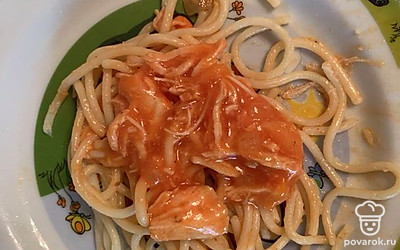 Подаем подливу со спагетти.