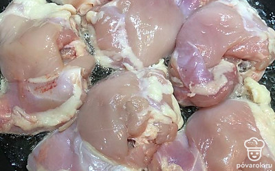 Филе бедра курицы выложите на разогретую сковороду с подсолнечным маслом.