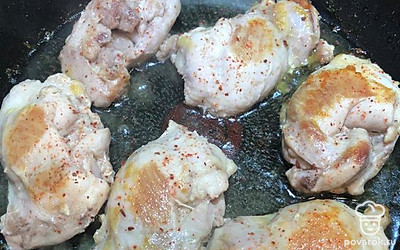 Обжарьте до золотистой корочки, добавьте приправу и соевый соус, потушите.