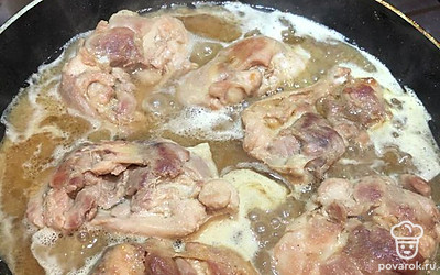 Для подливки смешайте муку и соль в воде, хорошенько перемешайте вилкой и влейте в курицу, тушите примерно 7 минут.