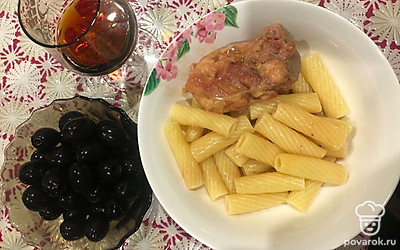 Подавайте с любимым гарниром, у меня крупные макароны-трубочки.