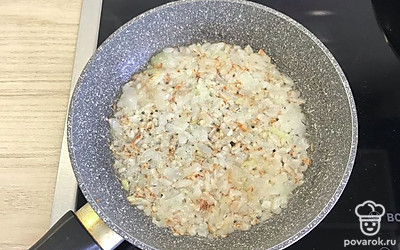 Лук порезать мелким кубиком и обжарить на растительном масле.