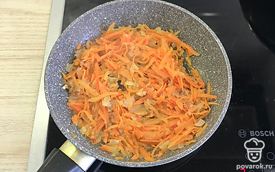 Натертую крупной тёрке морковь добавить к луку.