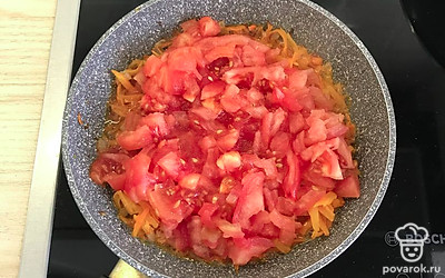Добавить мелко нарезанные помидоры. Перемешать. Обжарить все вместе 10 минут.
