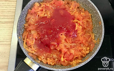 Добавить протёртые томаты. Перемешать. Посолить, добавить сахар. Тушить все вместе 15 минут.