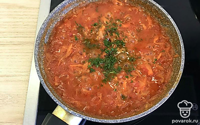 Добавить измельченную зелень, перемешать.