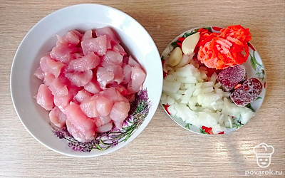 Куриную грудку порезать на кусочки. Лук нашинковать, морковь натереть на крупной терке, чеснок мелко нарезать. 