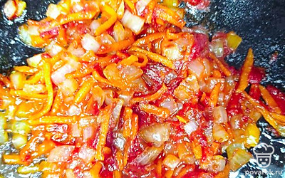 Лук и морковь обжарить на растительном масле в течении 5 минут, добавить томатную пасту и хорошо перемешать. 