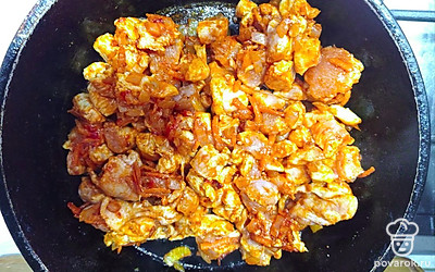 К зажарке выложить куринную грудку, посолить. Хорошо перемешать и обжаривать 5 минут. 