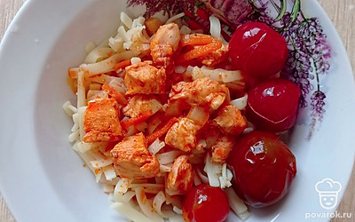 Куриную подливку можно подавать с любым гарниром: макаронами, гречкой, рисом или картофелем. 