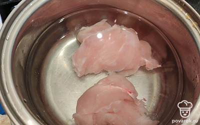 Возьмите 250 граммов куриной грудки, залейте 1 литром воды. Варите 20 минут на среднем огне. 