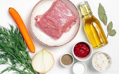 Свинину помойте, тщательно обсушите бумажными полотенцами и порежьте на брусочки небольшого размера. Овощи помойте, очистите от кожуры. Морковь натрите на крупной терке. Лук нарежьте полукольцами. Все ингредиенты удобно разложите на столе. Отварите макароны для подачи в кипящей подсоленной воде до готовности. Зелень тщательно промойте и измельчите. Нагрейте воду.