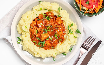 Подайте подливку из свинины с любым гарниром. Например, с картофельным пюре.