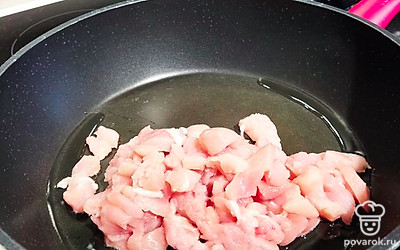 Разогреть растительное масло на сковороде и пустить нарезанное куриное филе.