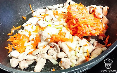 Добавить нашинкованный лук и натёртую морковь.