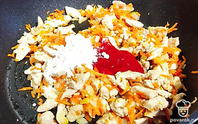 Минут через 10 добавить томатную пасту и муку, перемешать.