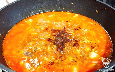 Добавить соль и специи, потушить ещё минут 20.