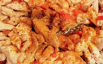 Посолите по вкусу, добавьте приправу к курице и немного куркумы.