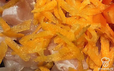 Натрите морковь и добавьте к индейке.