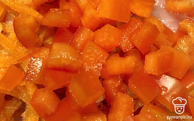 Нарежьте перец и добавьте в сковороду