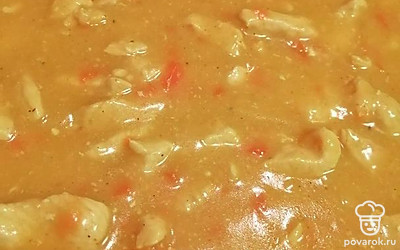 Готовьте подливку. Смешайте воду и муку, быстро размешайте вилкой и тонкой струйкой добавьте к мясу, помешивая, доведите подливу до кипения.