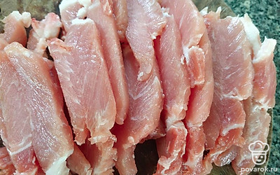 Свинину нарежьте на тонкие полоски.