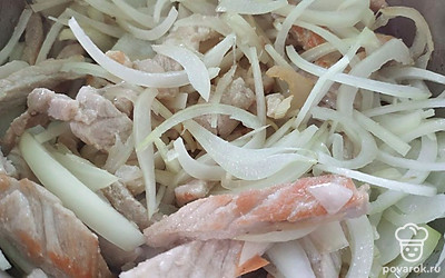 Лук порежьте полукольцами, добавьте к мясу и немного обжарьте всё вместе.