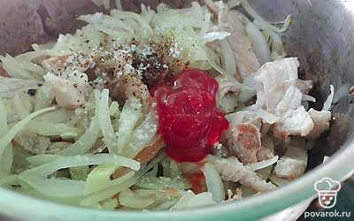 Посолите и поперчите, добавьте кетчуп, полстакана воды. Накройте крышкой и тушите на слабом огне минимум 30 минут.