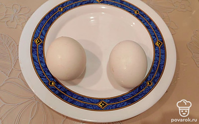 Отварите 2 яйца. Яйца залейте 1 литром холодной воды, поставьте на огонь. Готовьте 8 минут с момента закипания. 