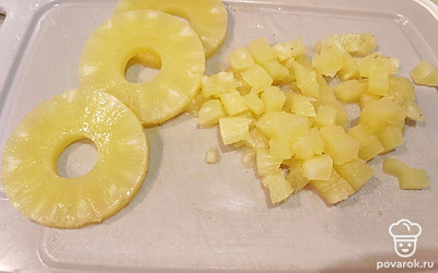 Возьмите 3 кольца консервированного ананаса, нарежьте мелким кубиком (1 на 1 сантиметр). 