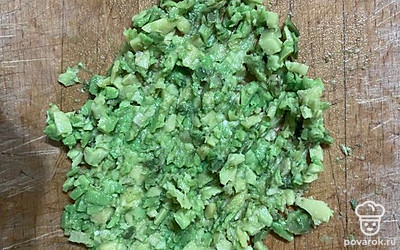 Авокадо мелко нарезать, размять вилкой и сбрызнуть лимоном.