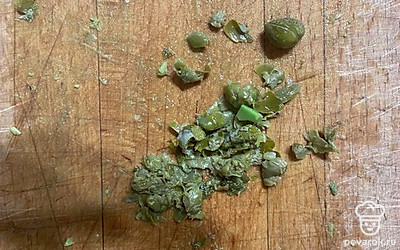 Мелко нарезать каперсы.