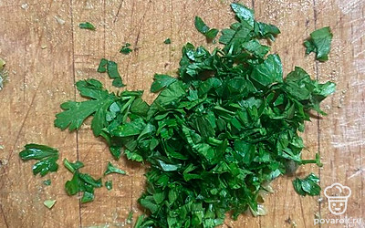 Нарезать петрушку.